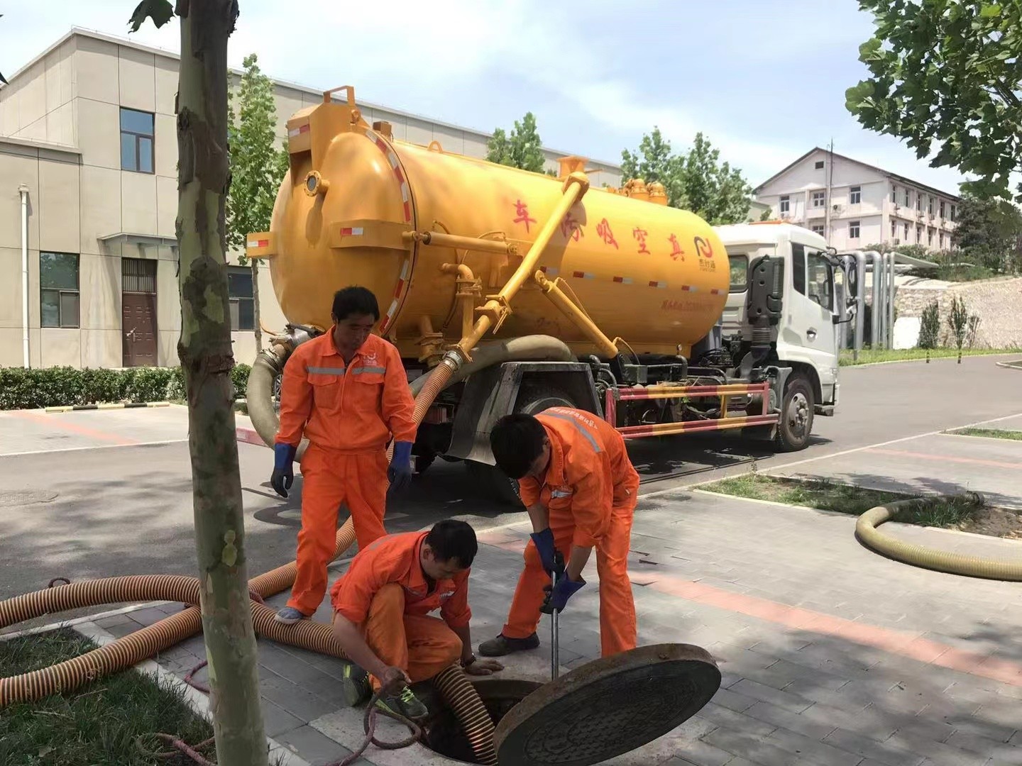 清新管道疏通车停在窨井附近