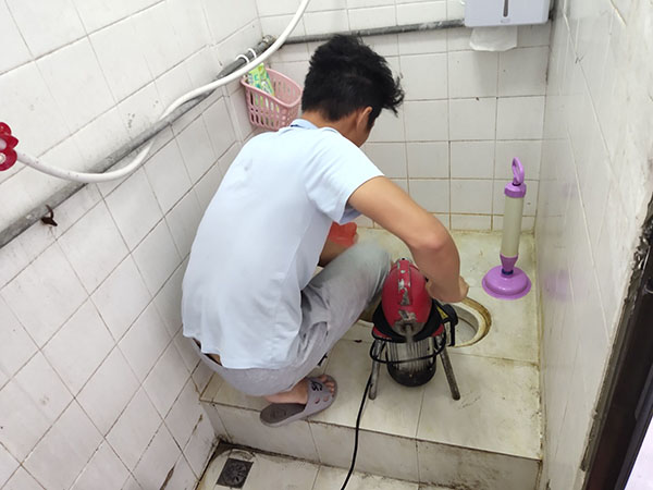 清新管道堵塞冒臭气 专业师傅现场解决问题