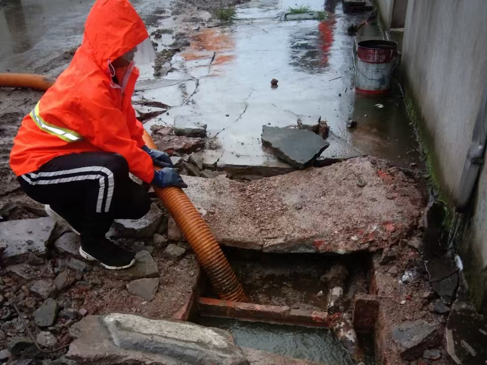 清新专业清理污水池 炜誉市政以规范流程守护城市 “肠道”