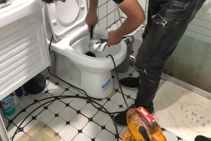 清新马桶堵塞自己疏通还是找师傅?专业上门服务让你省时更省心